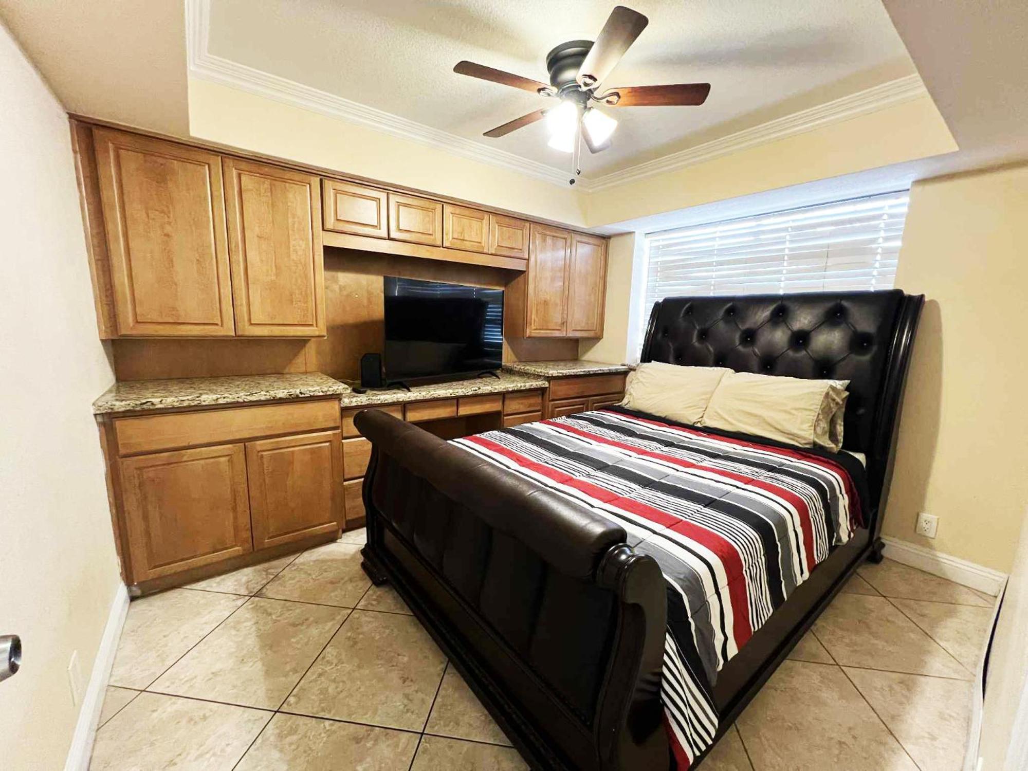 Spacious 5-Bedroom Retreat With Pool Minutes From The Las Vegas Strip Сasa de vacaciones