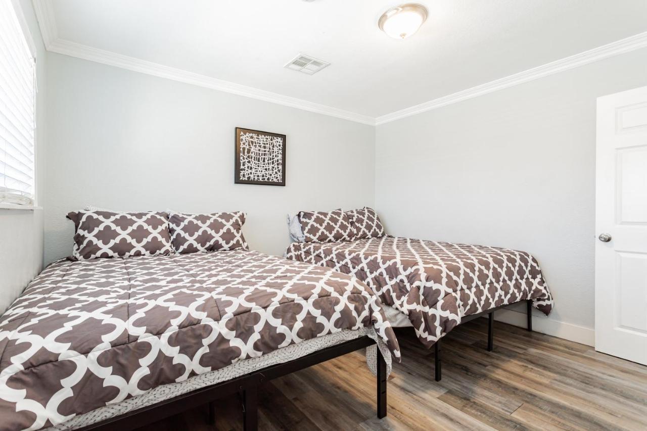 Spacious 5-bedroom Retreat With Pool Minutes From The Vegas Strip Ferienhaus