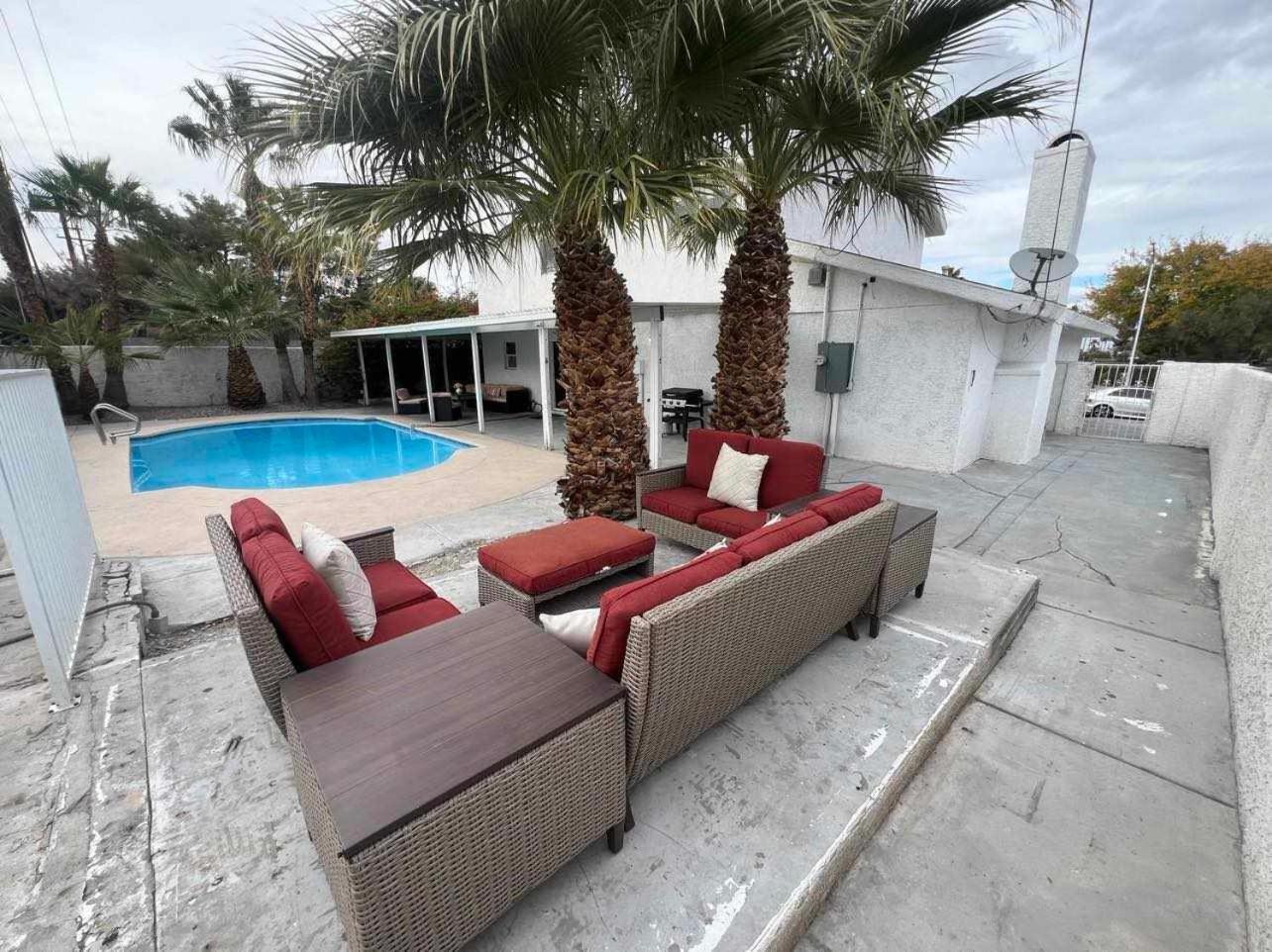 Spacious 5-bedroom Retreat With Pool Minutes From The Vegas Strip Ferienhaus